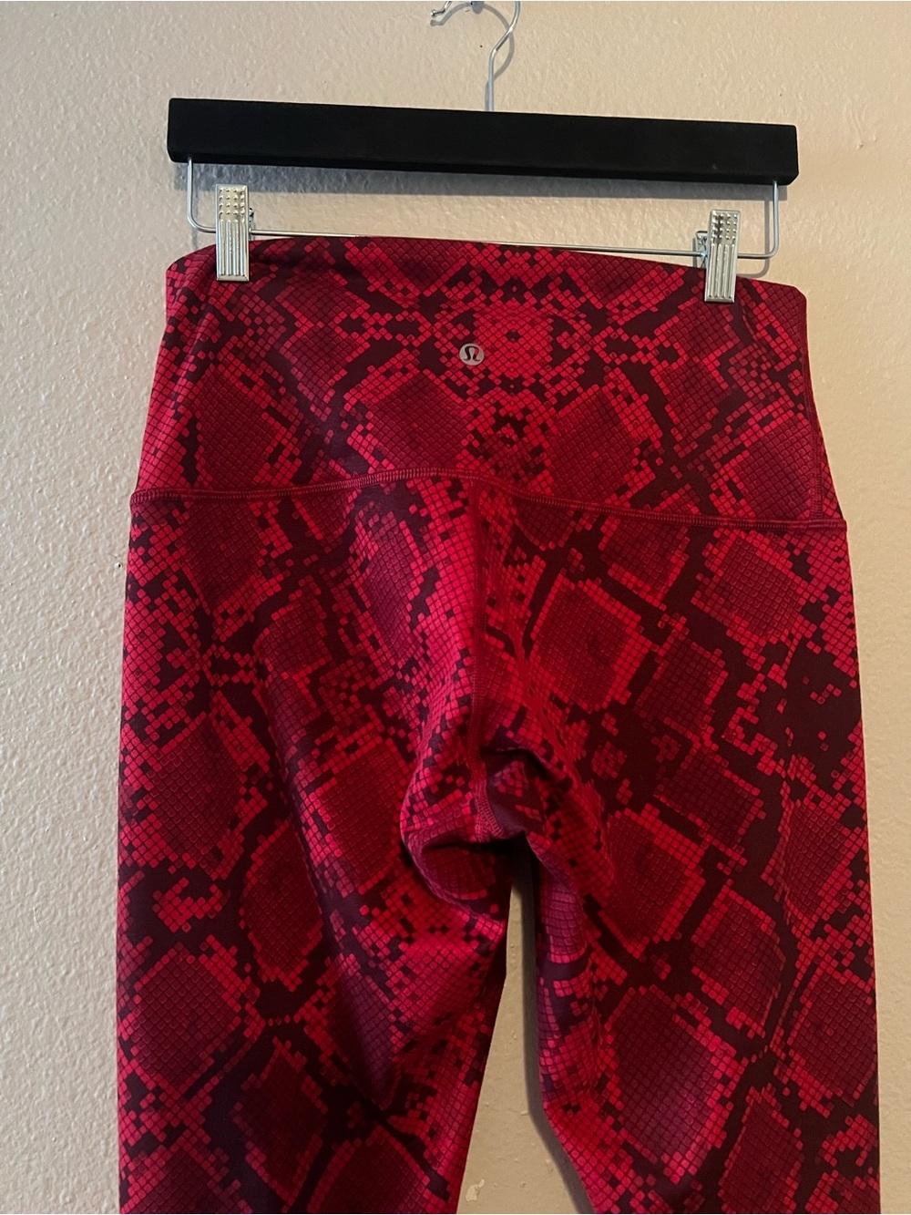 Lululemon Wunder Under Pant Red Snake Yoga Gym Athletic Luxtreme Size 10 - Picture 3 of 4